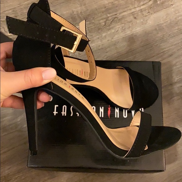 Black heels - Picture 3 of 5